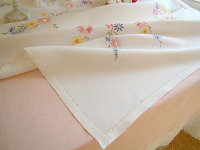 Très romantique nappe brodée à la main d'une farandole de fleurs du Printemps