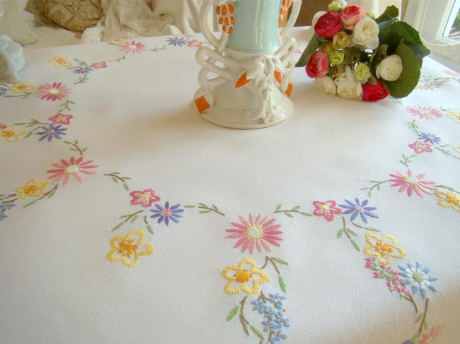 Très romantique nappe brodée à la main d'une farandole de fleurs du Printemps