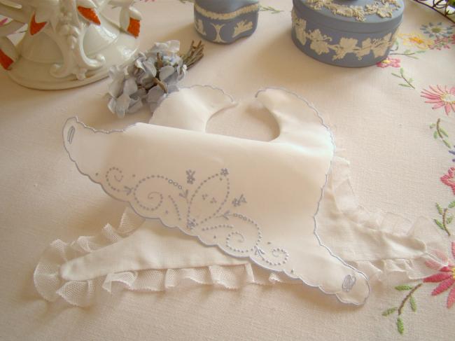 Merveilleux bavoir de bébé brodé de fleurs bleues & tulle