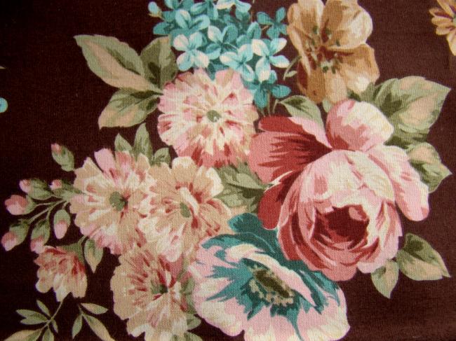 Coupon de coton à fond chocolat avec bouquets de fleurs diverses