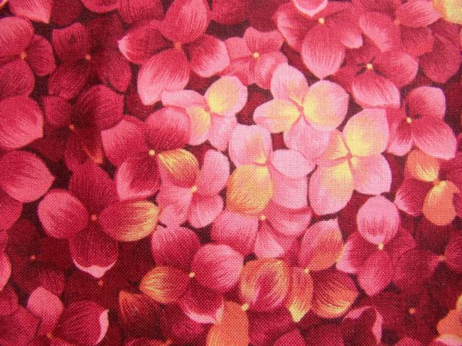 Coupon de coton à fond rouge foncé avec une multitude de fleurs d'hydrangea