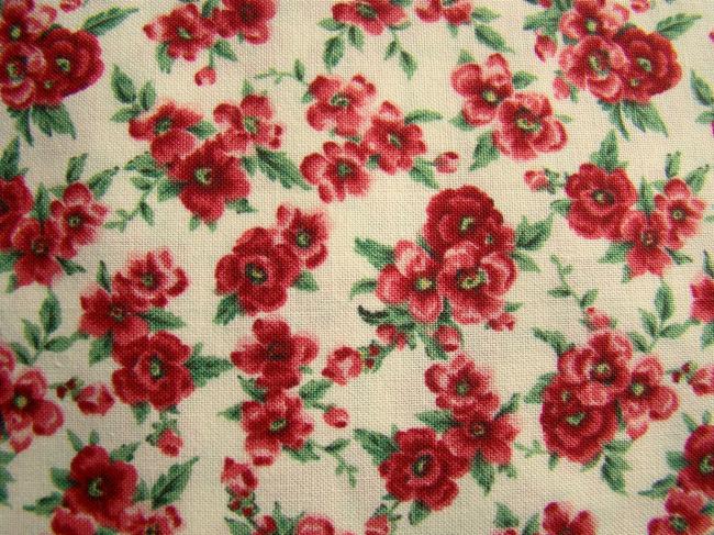 Coupon de coton à fond écru avec semis de fleurs roses et rouges