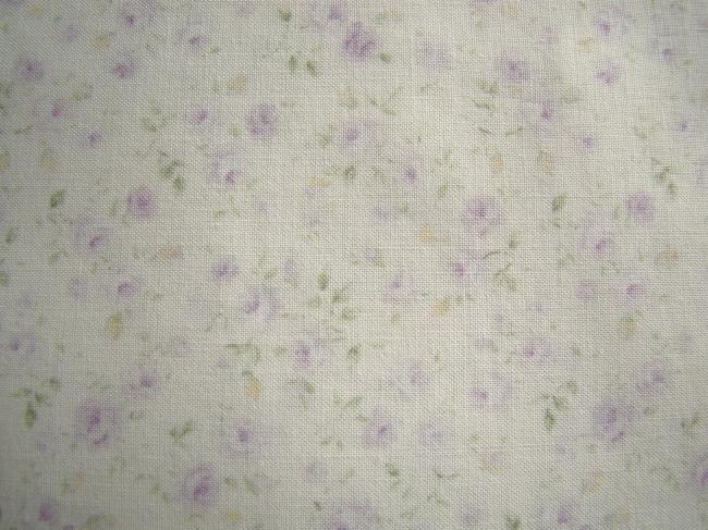 Coupon de coton à fond écru avec impression de petites roses mauves