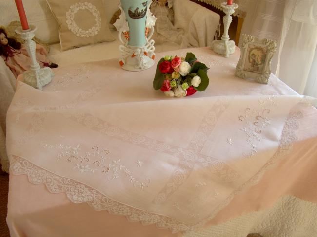 Magnifique nappe en Pinã (fibre d'ananas)brodée de roses à la Richelieu