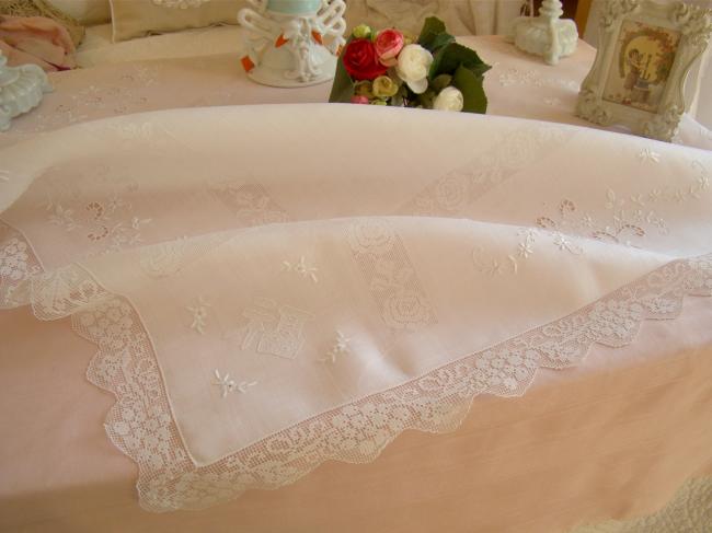 Magnifique nappe en Pinã (fibre d'ananas)brodée de roses à la Richelieu