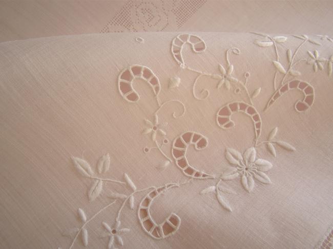 Wonderful Pinã tablecloth with hand embroidered roses and drawn thread works