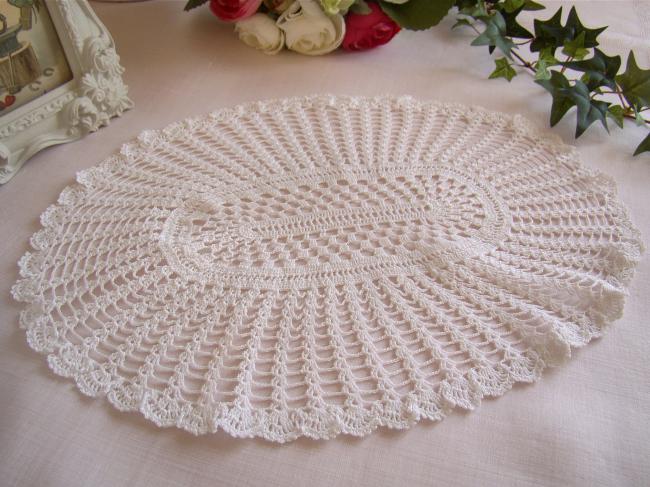 Superb doily in Irland guipure lace circa 1940