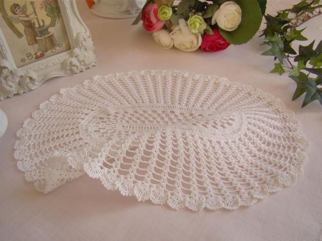 Superb doily in Irland guipure lace circa 1940