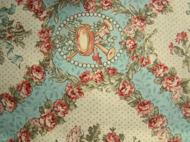 Coupon de coton à fond écru moucheté, décor floral de roses anciennes