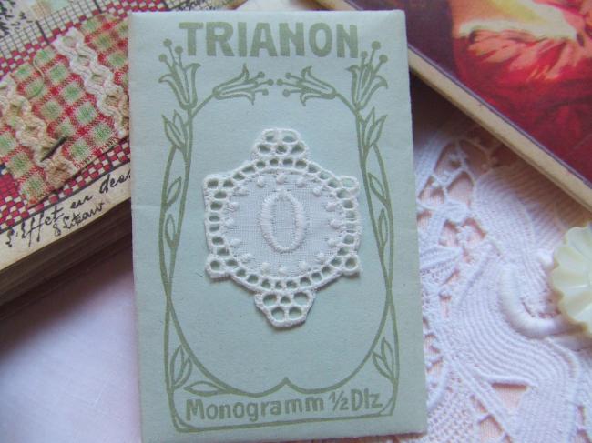 Gracieux monogramme O dans un cartouche ajouré de fine batiste 1900-20