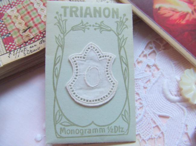 Joli monogramme O dans un cartouche ajouré de fine batiste 1900-20