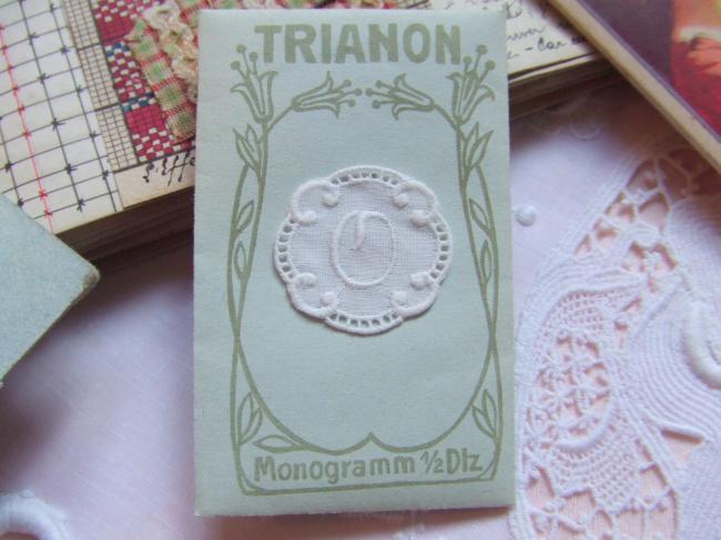 Adorable monogramme O dans un cartouche ajouré de fine batiste 1900-20