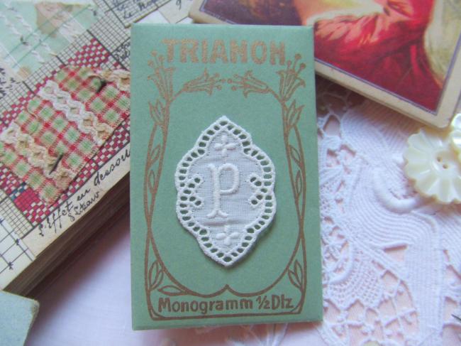 Merveilleux monogramme P dans un cartouche ajouré de fine batiste 1900-20