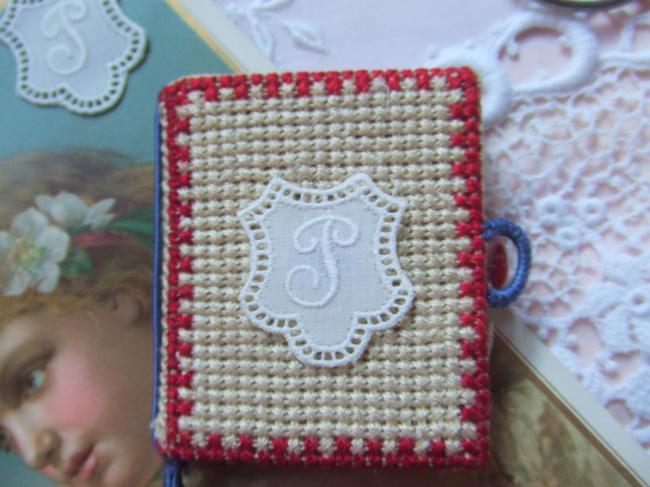 Adorable monogramme P dans un cartouche ajouré de fine batiste 1900-20