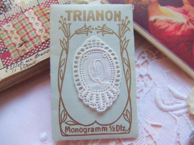 Merveilleux monogramme Q dans un cartouche ajouré de fine batiste 1900-20