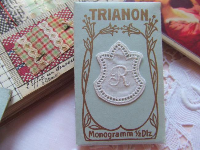 Joli monogramme R dans un cartouche ajouré de fine batiste 1900-20