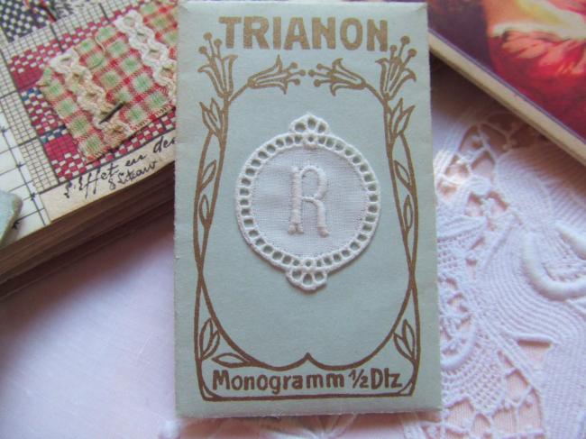 Adorable monogramme R dans un cartouche ajouré en fine batiste 1900-20