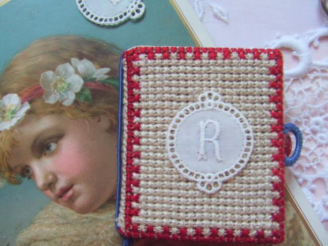 Adorable monogramme R dans un cartouche ajouré en fine batiste 1900-20