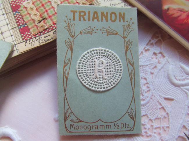 Gracieux monogramme R dans un cartouche ajouré en fine batiste 1900-20