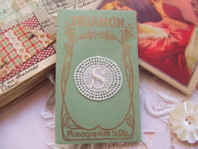 Merveilleux monogramme S dans un cartouche ajouré de fine batiste 1900-20