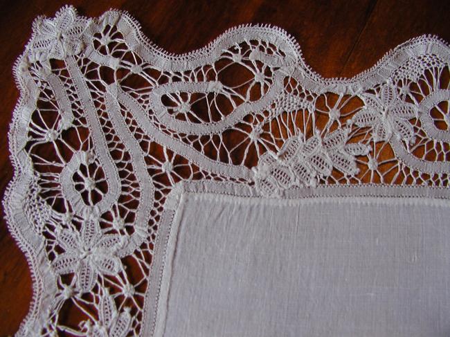 Beautiful doily with Renaissance lace 1900