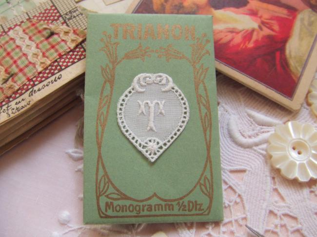 Adorable monogramme T dans un cartouche ajouré de fine batiste 1900-20