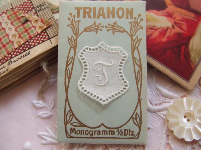 Très joli monogramme T dans un cartouche ajouré de fine batiste 1900-20