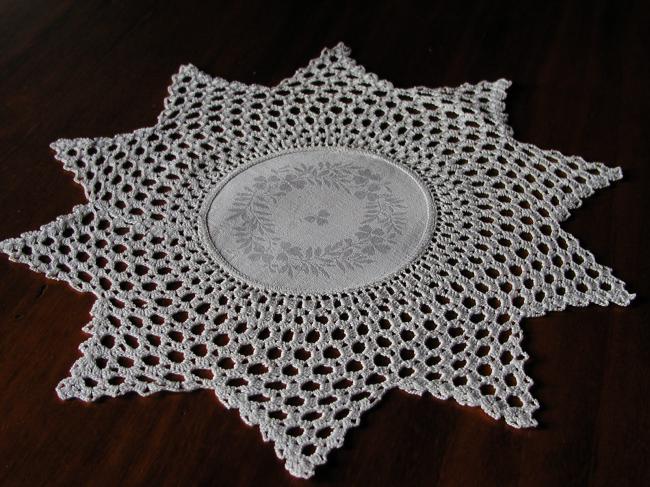 Lovely star doily with clover and crochet lace