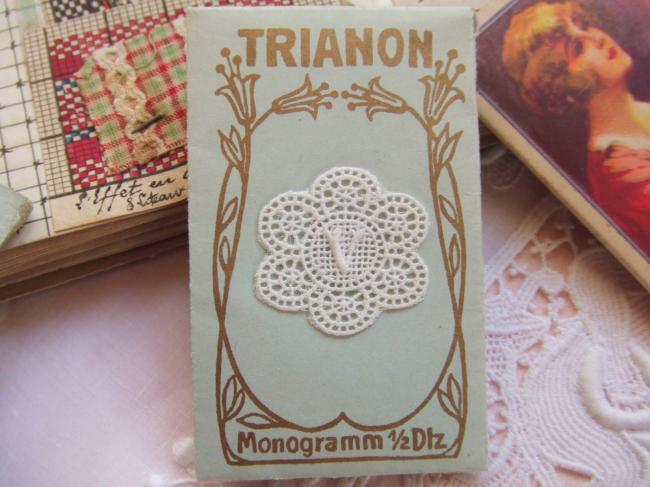 Merveilleux monogramme V dans un cartouche ajouré de fine batiste 1900-20