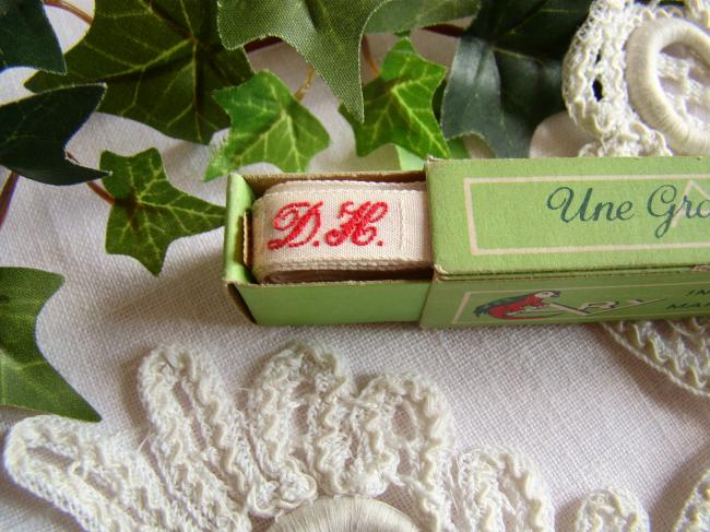 Boite de ruban blanc avec initiales 'DH' tissées en rouge 1920, Marque Ary