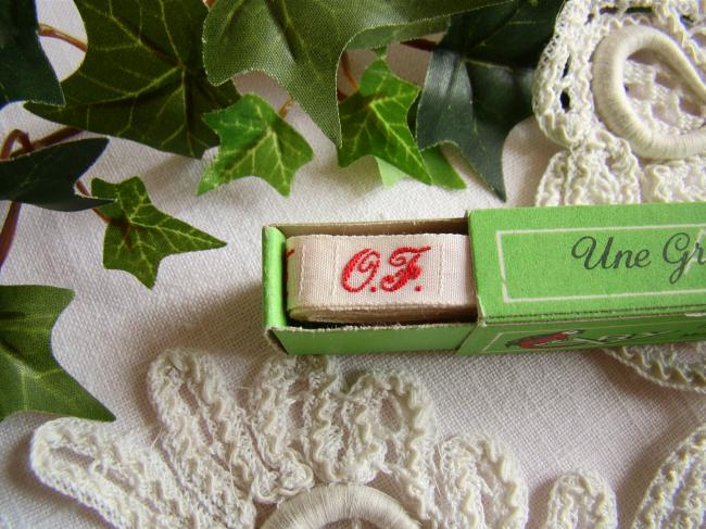 Boite de ruban blanc avec initiales 'OF' tissées en rouge 1920,  Marque Ary