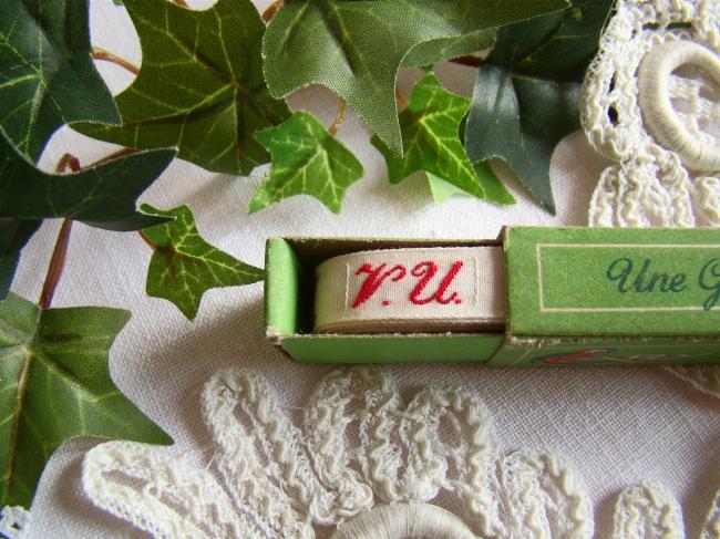 Boite de ruban blanc avec initiales 'VU' tissées en rouge 1920,  Marque Ary
