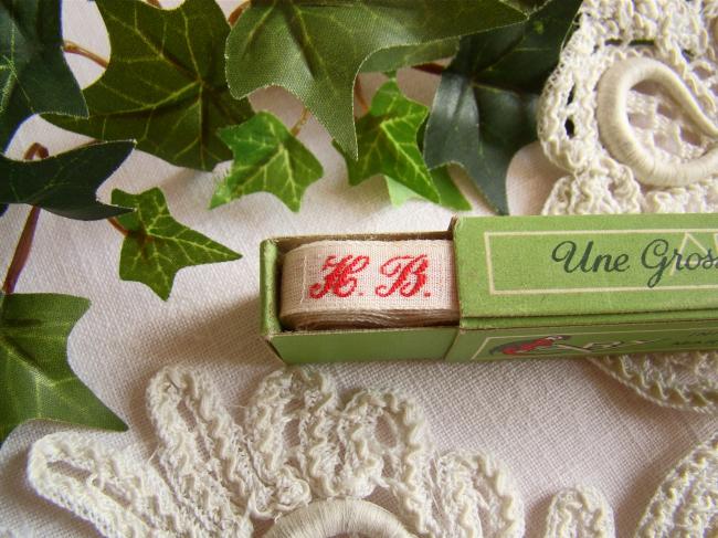 Boite de ruban blanc avec initiales 'HB' tissées en rouge 1920, Marque Ary
