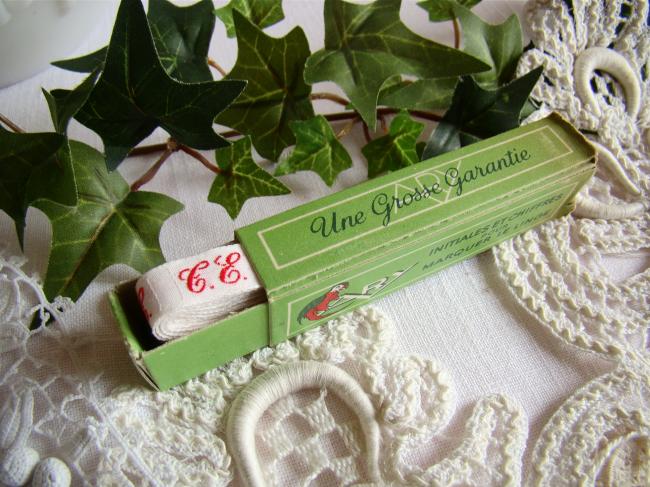 Boite de ruban blanc avec initiales 'TE' tissées en rouge 1920, Marque Ary