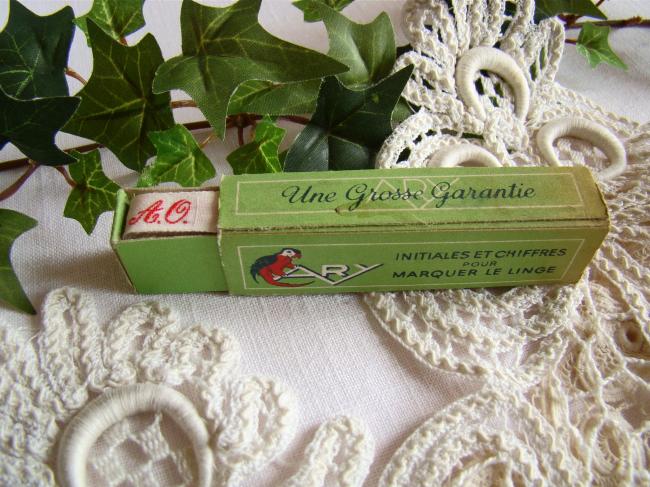 Boite de ruban blanc avec initiales 'AO' tissées en rouge 1920,  Marque Ary