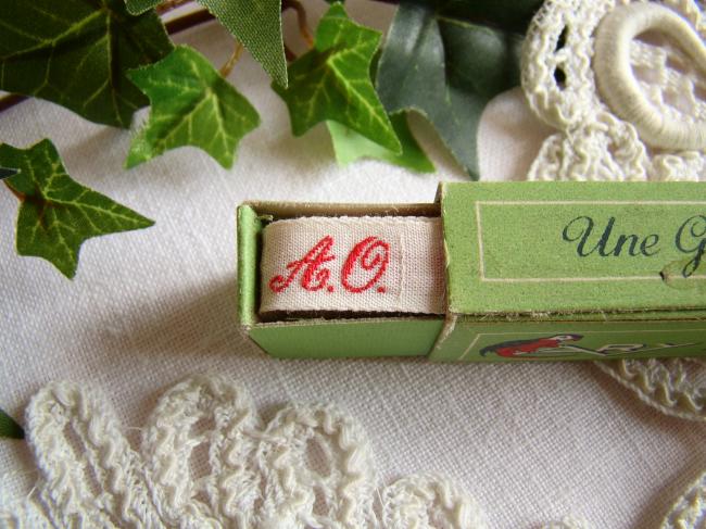 Boite de ruban blanc avec initiales 'AO' tissées en rouge 1920,  Marque Ary
