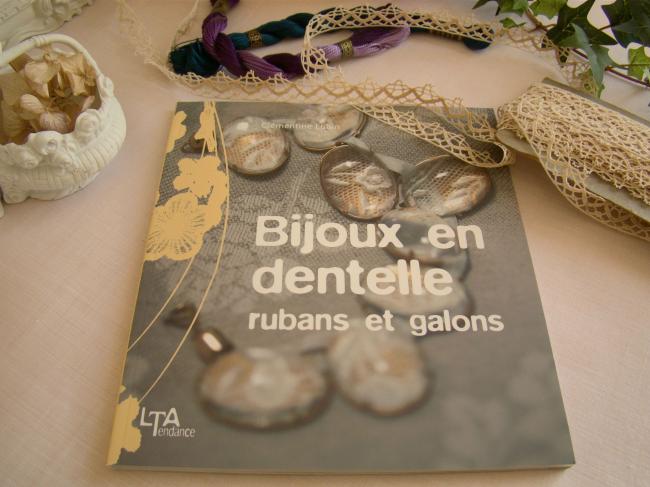 Livre 'Bijoux en dentelle, rubans et galons de C.Lubin, éditions LTA