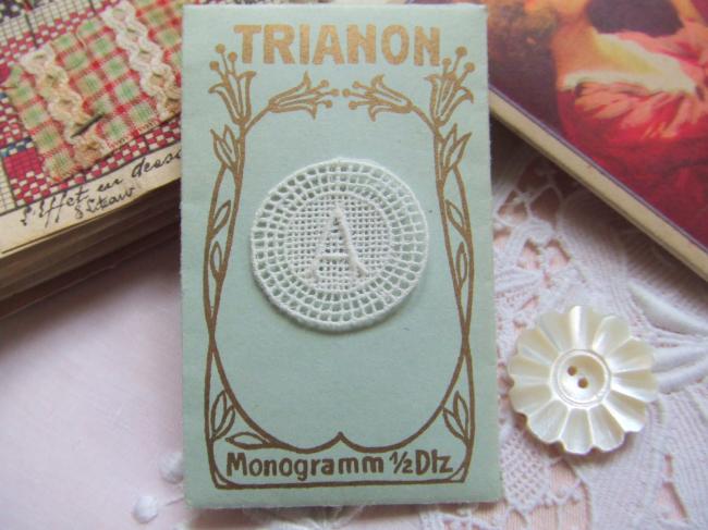 Gracieux monogramme A dans un cartouche ajouré en fine batiste 1900-20