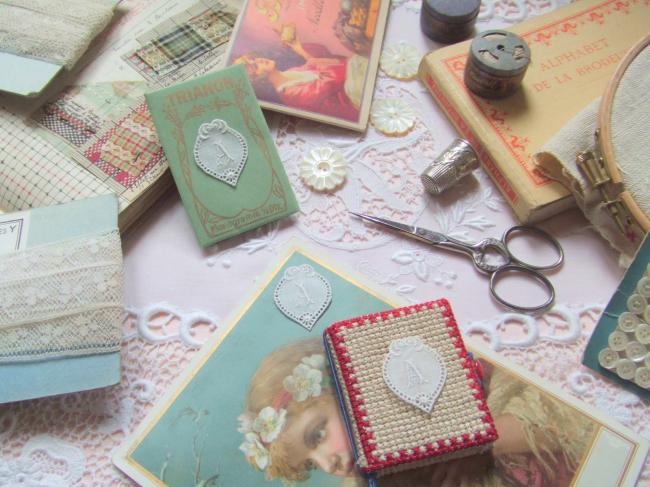 Adorable monogramme A dans un cartouche ajouré de fine batiste 1900-20