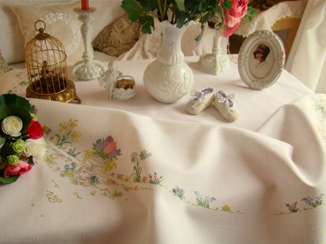 Adorable hand embroidered tablecloth with british garden, so many flowers !