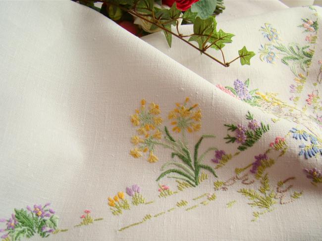 Merveilleuse nappe brodée d'un jardin anglais aux couleurs acidulées 1930