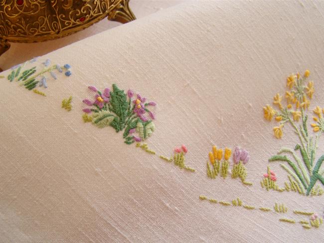 Merveilleuse nappe brodée d'un jardin anglais aux couleurs acidulées 1930