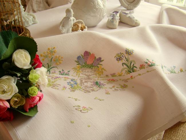 Adorable hand embroidered tablecloth with british garden, so many flowers !