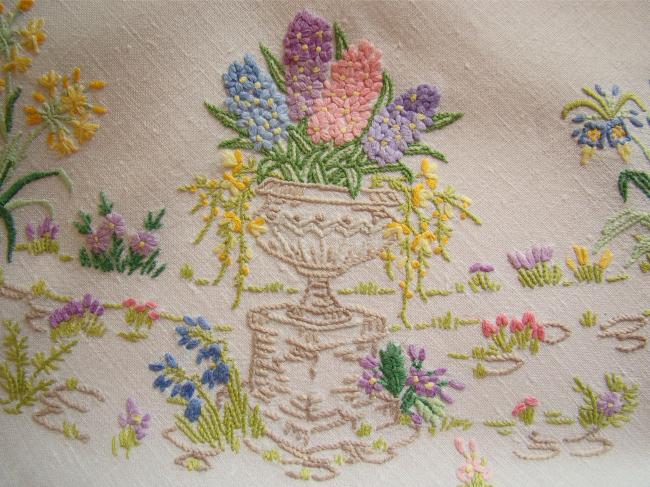 Merveilleuse nappe brodée d'un jardin anglais aux couleurs acidulées 1930