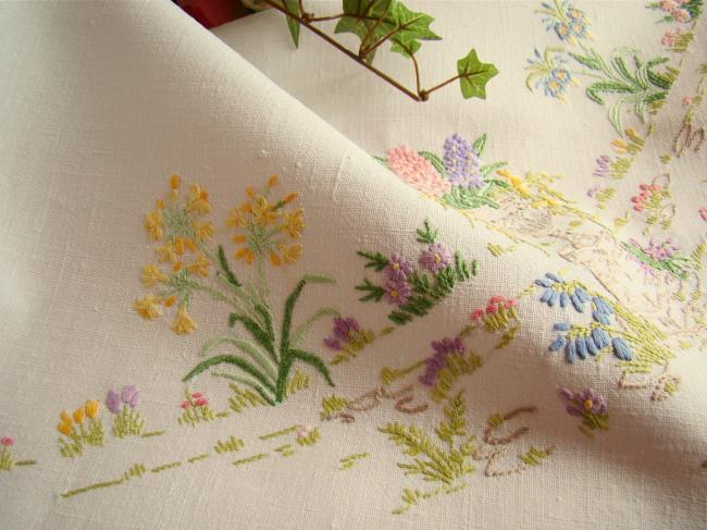 Merveilleuse nappe brodée d'un jardin anglais aux couleurs acidulées 1930