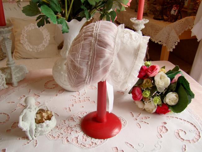 Charmant bonnet de Bébé en tulle avec insertion de Venise et petite dentelle