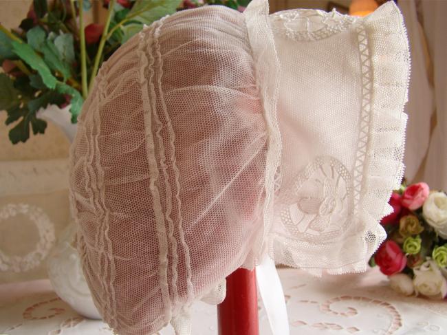 Charmant bonnet de Bébé en tulle avec insertion de Venise et petite dentelle