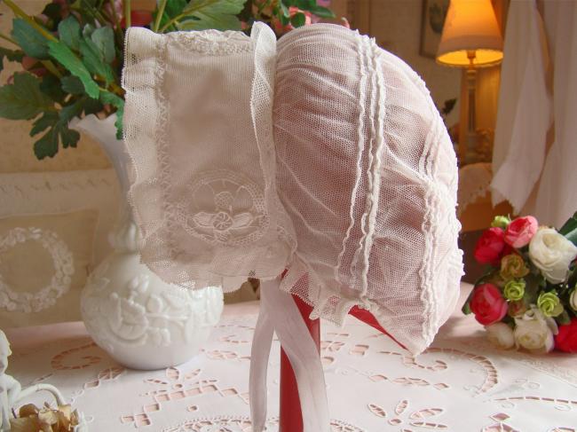 Charmant bonnet de Bébé en tulle avec insertion de Venise et petite dentelle