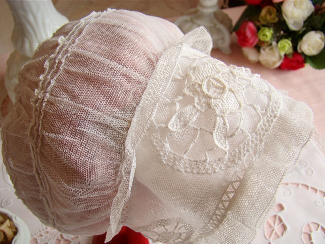 Charmant bonnet de Bébé en tulle avec insertion de Venise et petite dentelle