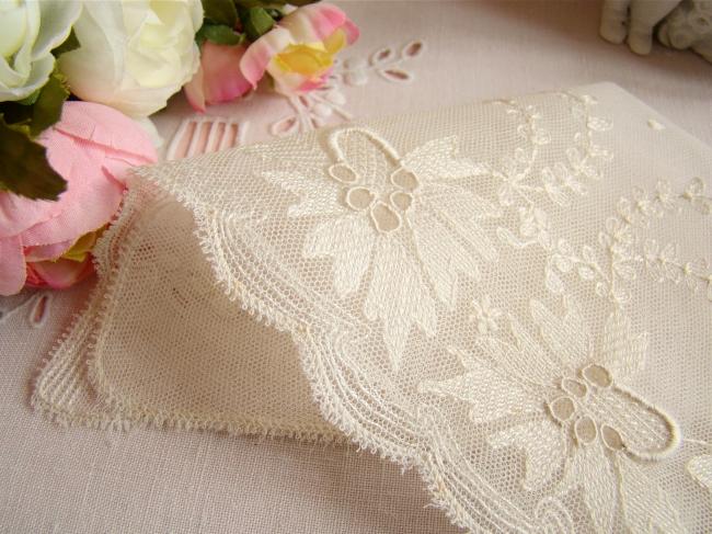 Romantique dessus de pochette en tulle rebrodé de fleurs en fil de soie